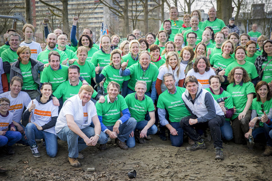 Leidse ondernemers, samen met Koning Willem-Alexander en Koningin Máxima, tijdens NLdoet in Leiden